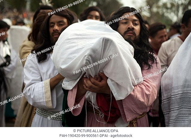 19 April 2019, Mexico, Mexiko-Stadt: Believers take part in the traditional march along the Way of the Cross in Mexico City