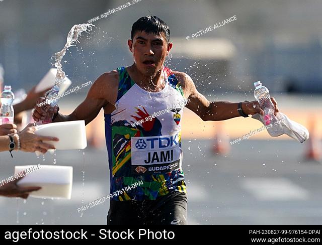 27 August 2023, Hungary, Budapest: Athletics: World Championships, Marathon, Men. Segundo Jami (Ecuador) pours water over his head at an aid station