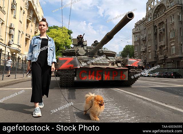 RUSSIA, ROSTOV-ON-DON - JUNE 24, 2023: A girl is seen at a tank manned by PMC Wagner fighters in Budyonnovsky Prospekt Street. Erik Romanenko/TASS
