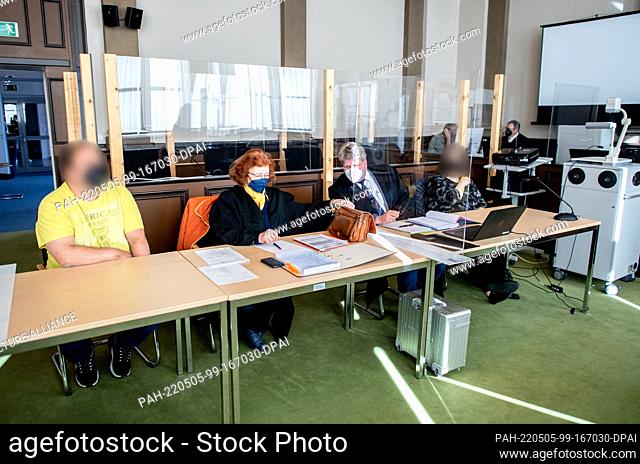 05 May 2022, Lower Saxony, Verden: The accused parents sit with their lawyers, Peter Jacobi (3rd from left) and Alma Diepoldt (2nd from left) in a room at the...