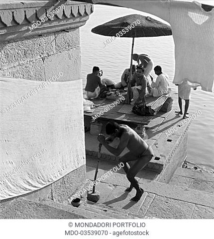 People relaxing by the Gange River. Varanasi, 1965