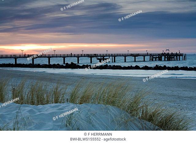 evening glow at the ocean with a sea bridge, Germany, Mecklenburg-Western Pomerania, Ostseebad Wustrow