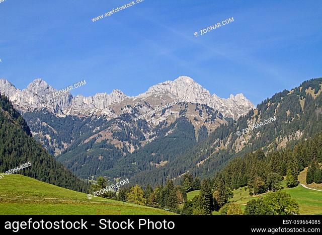 Blick auf die felsigen Tannheimer Berge vom kleinen Dorf Gaicht aus