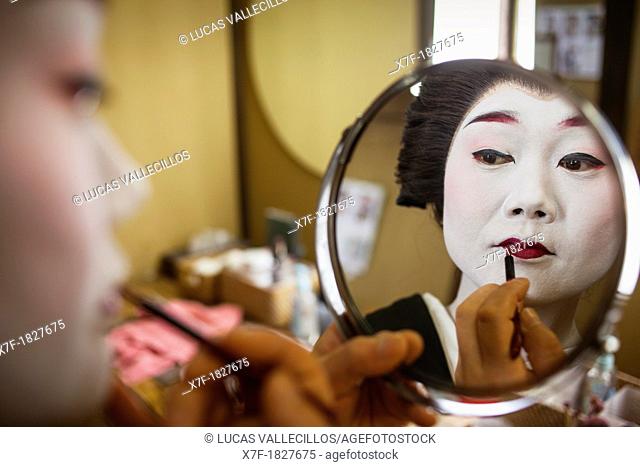 Toshiyu applying makeup in her Okiya geisha house Geisha from geisha's distric of Miyagawacho Kyoto  Kansai, Japan