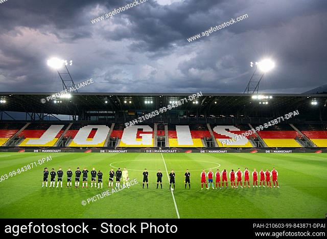 02 June 2021, Austria, Innsbruck: Football, internationals, Germany - Denmark, Tivoli Stadium: The teams are on the pitch before kick-off