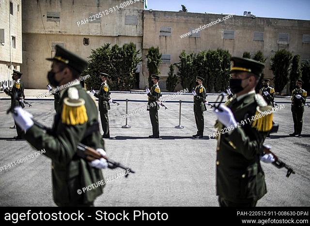 12 May 2022, Palestinian Territories, Ramlaah: Palestinian honour guards stand in formation during a state funeral for of Al Jazeera reporter, Shireen Abu Akleh