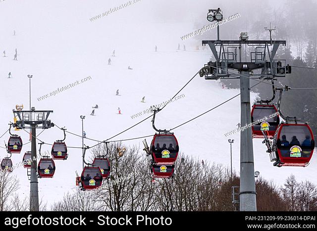 09 December 2023, Hesse, Willingen: The Ettelsberg cable car takes skiers and snowboarders up the 838-metre-high mountain of the same name in the Willingen ski...