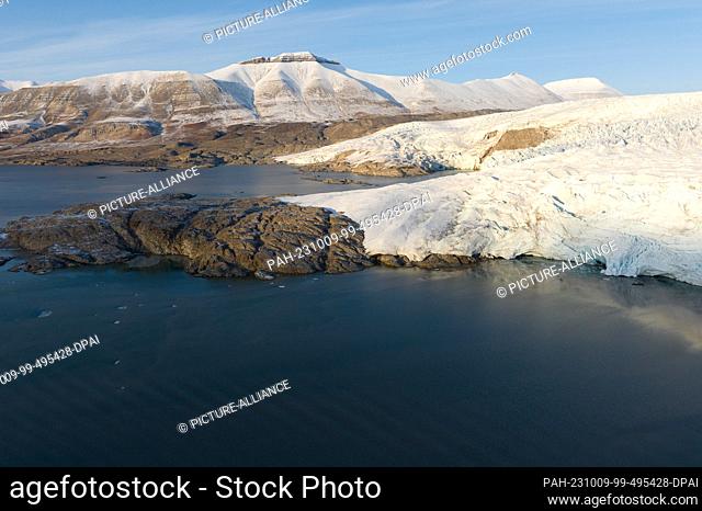 27 September 2023, Norway, Pyramiden: The Nordenskiöldbreen glacier in the Billefjord (aerial view with a drone). Photo: Sebastian Kahnert/dpa