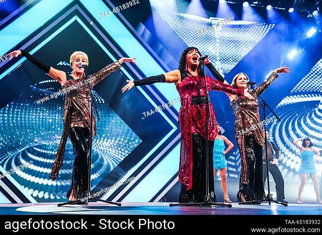 RUSSIA, MOSCOW - 25 de NOVIEMBRE, 2023: El trío árabe se realiza en el Festival Retro FM Legends en VTB Arena. El concierto cuenta con discoteca dorada golpes...