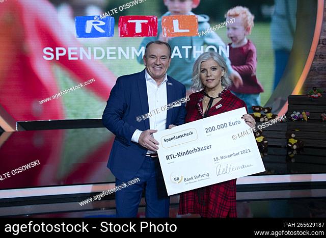 Wolfram KONS, presenter, Birgit SCHROWANGE, presenter, with a check for RTL Kinderhaeuser, 26th RTL donation marathon ""We help children"", television