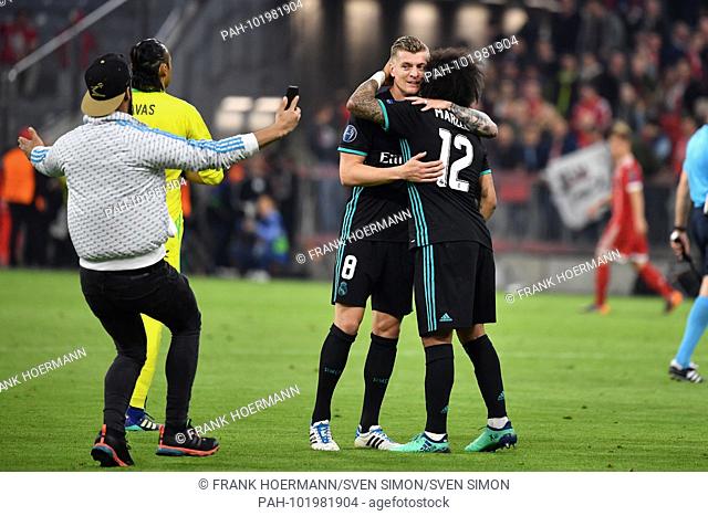 Flitzer with smartphones run after the end of the game to the players of Real-re: Toni KROOS (Real Madrid) and Marcelo da Silva Junior (Real Madrid)