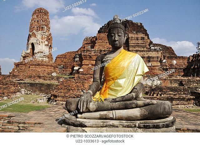 Ayutthaya (Thailand): a Buddha's statue at the Wat Phra Mahathat