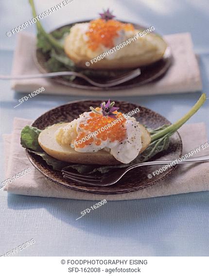 Potato halves with crème fraiche and trout caviare (1)
