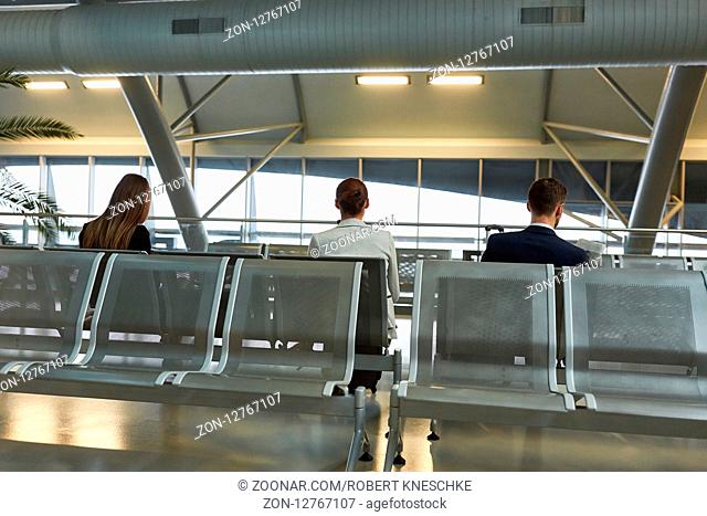 Geschäftsleute als Passagiere im Flughafen Terminal beim Warten auf den Anschlussflug