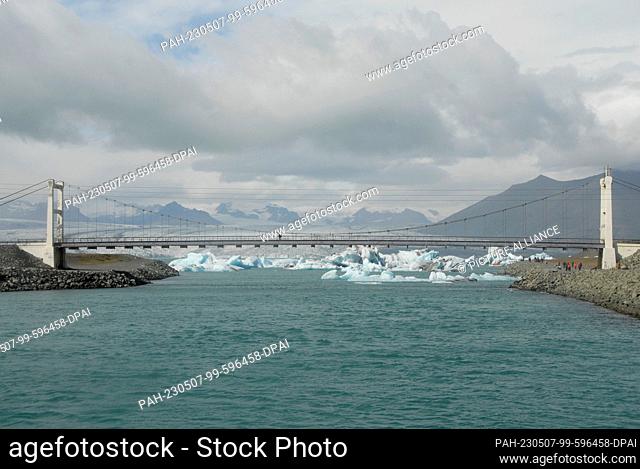 11 August 2022, Iceland, Jökulsárlón: View into Jökulsárlón, a glacial lagoon adjacent to Vatnajökull National Park in southeastern Iceland