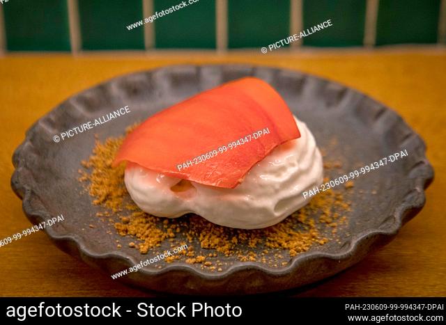 PRODUCTION - 20 April 2023, Mexico, Mexiko-Stadt: Large sapote cream with ""pixtlei"" and nuances of ""Tascalate"" syrup are served as dessert at Elena...