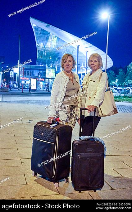 PRODUCTION - 18 August 2023, Hamburg: Two pensioners from Glinde near Hamburg wait in front of the ZOB to be picked up. Most people at Hamburg's main train...