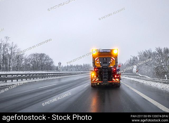 30 November 2023, North Rhine-Westphalia, Lüdenscheid: An Autobahn GmbH snow clearing vehicle drives over a highway. The winter service of Autobahn GmbH's...
