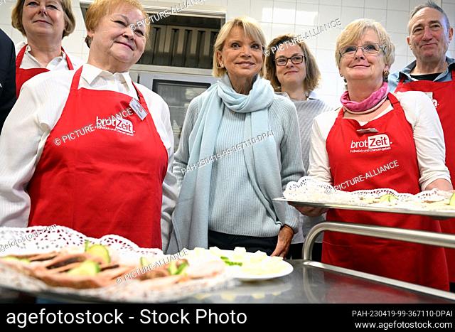 19 April 2023, North Rhine-Westphalia, Essen: Uschi Glas (center), actress and chairwoman of the supervisory board of the ""brotZeit"" project