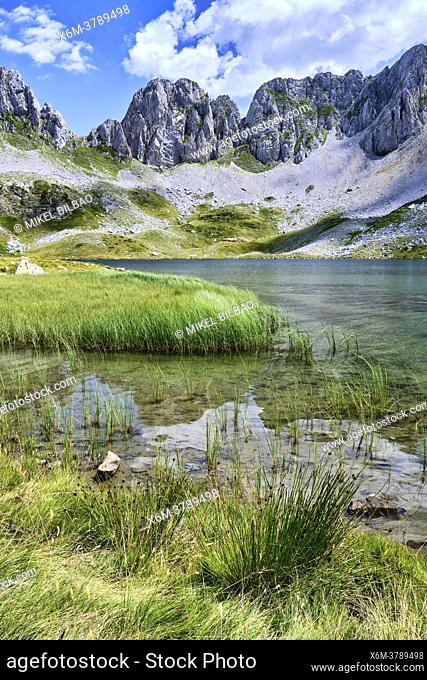 Ibon de Acherito mountain glaciar lake. Ibon de Acherito route. Valles Occidentales Natural Park. Huesca, Aragon, Spain, Europe