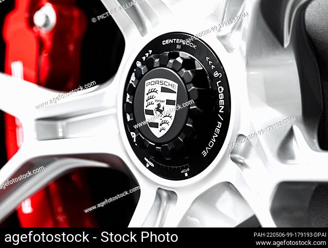 04 May 2022, Baden-Wuerttemberg, Villingen-Schwenningen: The rim and brake system of a 911 GT3 Touring in a car dealership. Photo: Silas Stein/