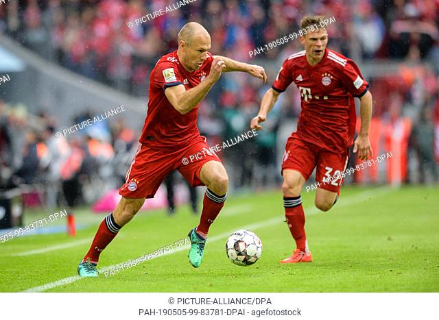 04 May 2019, Bavaria, Munich: Soccer: Bundesliga, Bayern Munich - Hannover 96, 32nd matchday in the Allianz Arena. Arjen Robben (l) plays the ball next to...