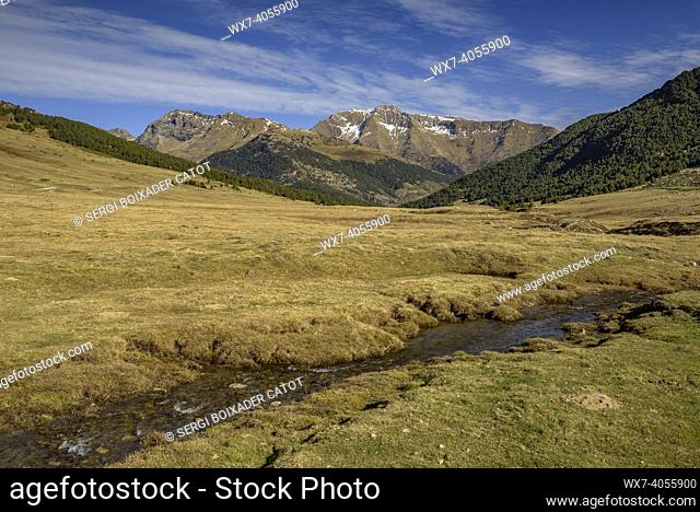 Pla de Beret in autumn. In the background, the Tuc de Barlonguèra peak (Aran Valley, Catalonia, Spain, Pyrenees)