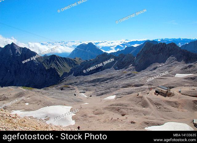 view from the zugspitze to in the foreground left hochwanner 2744m, in the middle hoher kamm, behind it the hohe munde, sea of clouds, wetterstein mountains