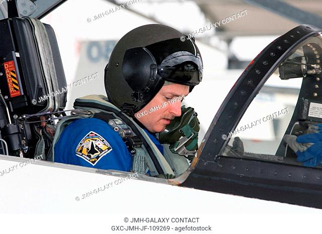 Astronaut Mark Kelly, STS-124 commander, prepares for a flight in a NASA T-38 trainer jet from Ellington Field near NASA's Johnson Space Center to Kennedy Space...