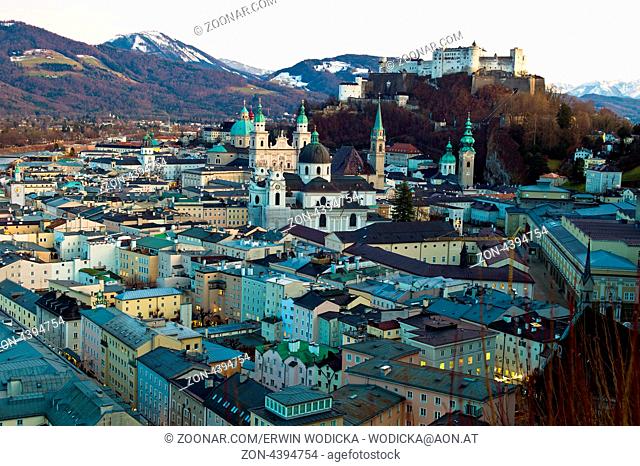 Eine Stadt Ansicht der Stadt Salzburg in Österreich.. Altstadt und Festung Hohensalzburg