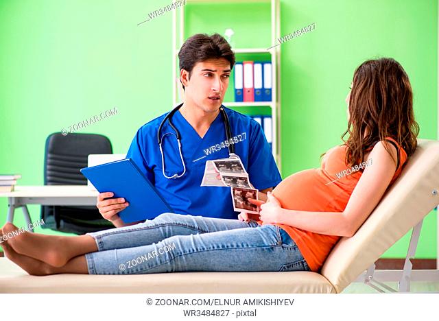 Pregnant woman visiting male gynecologyst at the clinic
