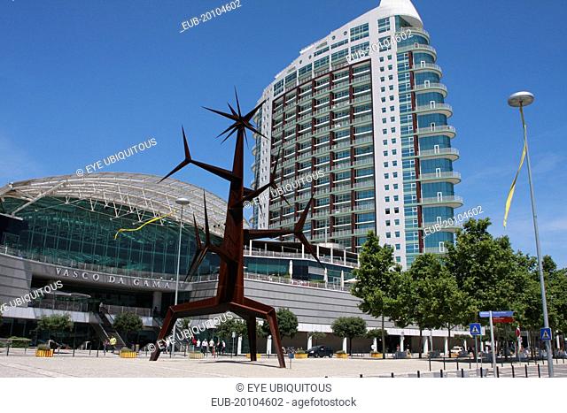 Vasco da Gama shopping centre with the Homem Sol sculpture by Jorge Vieira in the Park of Nations
