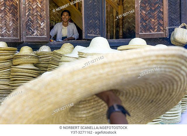 Myanmar (ex Birmanie). Sagaing, region of Mandalay. Rural village. Manufacture of straw hats