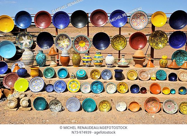 Maroc, Haut-Atlas, route du Col Tizi-n-Tchica 2 260m entre Marrakech et Ouarzazate, vendeur de poterie