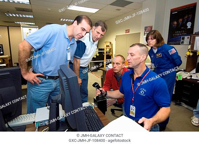 Astronaut Charles O. Hobaugh (seated right), STS-118 pilot, uses the virtual reality lab at the Johnson Space Center to train for his duties aboard the space...
