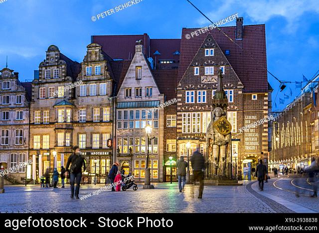 The Bremen Roland on the market square at dusk, Free Hanseatic City of Bremen, Germany, Europe