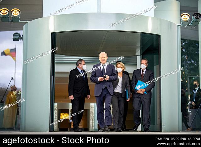 05 January 2022, Berlin: Federal Chancellor Olaf Scholz (SPD), comes to the reception of the carol singers from the Chancellery