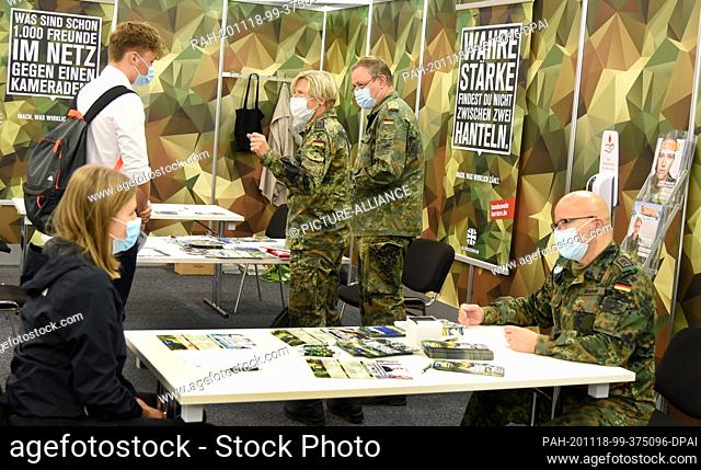 09 October 2020, Saxony, Schkeuditz: Visitors to the ""vocatium"" trade fair for training+study at the Globana Trade Center Leipzig/Halle in Schkeuditz will be...