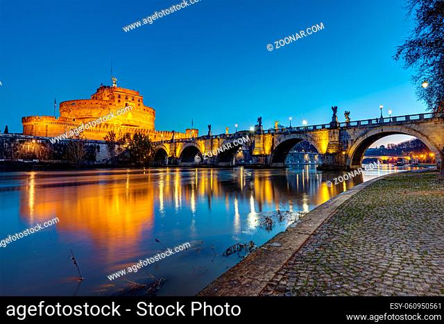 Die Engelsburg und die Engelsbrücke in Rom in der Abenddämmerung