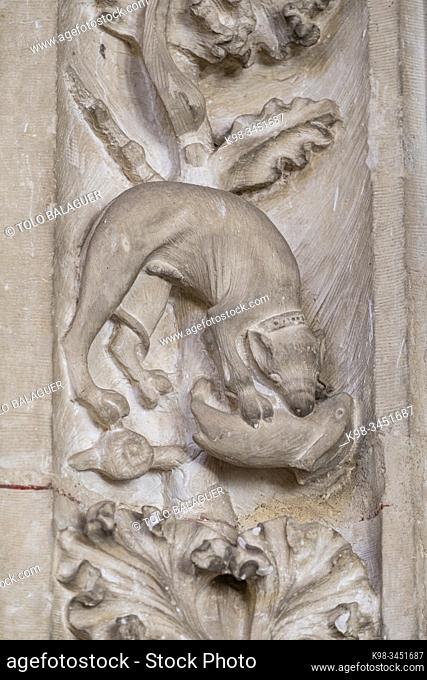 perro atrapando un conejo, claustro del Monasterio de San Juan de los Reyes, Toledo, Castilla-La Mancha, Spain