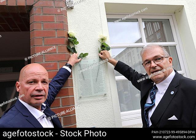 23 July 2021, Mecklenburg-Western Pomerania, Rostock: Chris Müller-von Wrycz Rekowski (l), 1st Deputy Lord Mayor, and Wolfgang Schareck