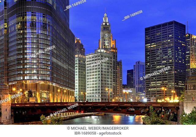 Night shot, IRV Kupcinet Bridge, River Loop, skyline, Trump International Tower, Wrigley Building, Tribune Tower, Chicago University, NBC Tower, Chicago