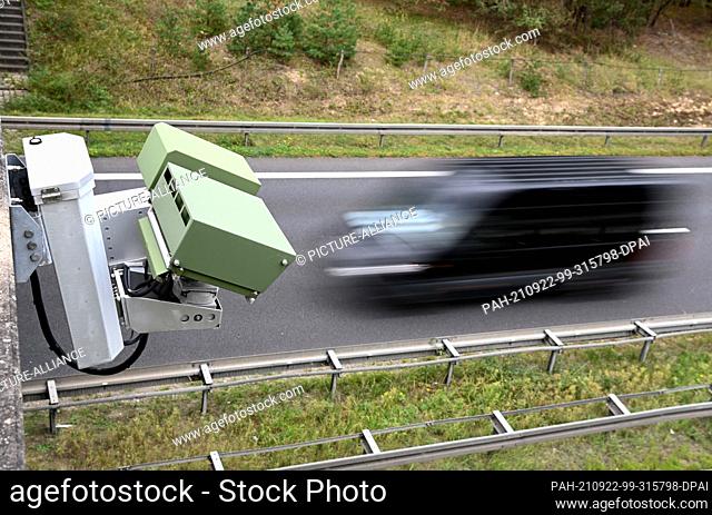 21 September 2021, Brandenburg, Wandlitz/Ot Lanke: A license plate recognition device (KESY) is mounted underneath the red railing of a small bridge over the A...
