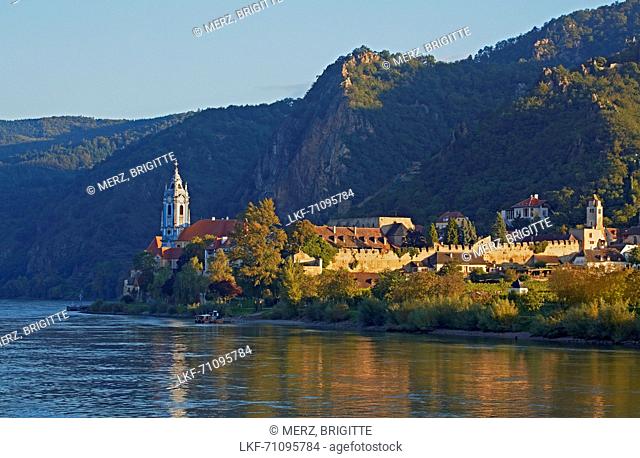 View at D³rnstein with Collegiate Church , Wachau , River Danube , Nieder÷sterreich , Lower Austria , Austria , Europe