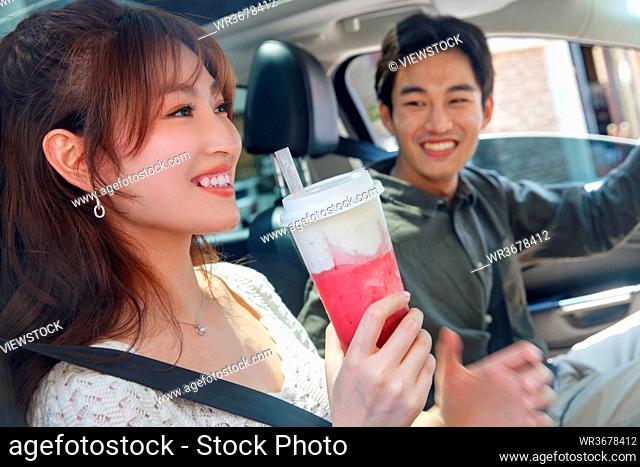Young couples to drink in the car