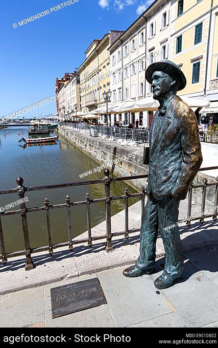 Bronze statue of James Joyce, created by the Trieste sculptor Nino Spagnoli and placed in Ponte Rosso on the Grand Canal in 2004 to commemorate the centenary of...