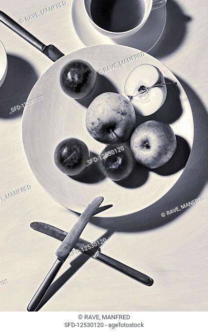 Food art: apples and knives (inspired by Moholy Nagy)