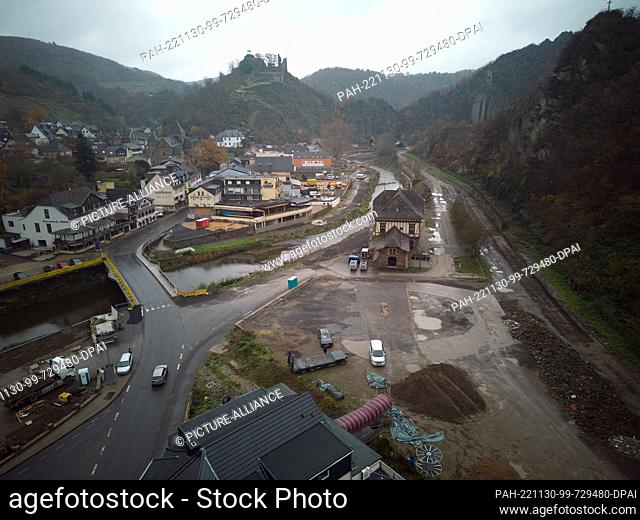 30 November 2022, Rhineland-Palatinate, Altenahr: The city center is still devastated after the flood. A shopping center is to be built on the square in front...
