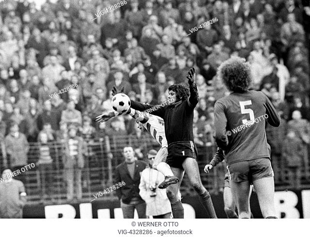 Fussball, Bundesliga, Saison 1971/1972, Wedaustadion in Duisburg, MSV Duisburg gegen Rot-Weiss Oberhausen 0:0, Spielszene, Torszene, v.l.n.r