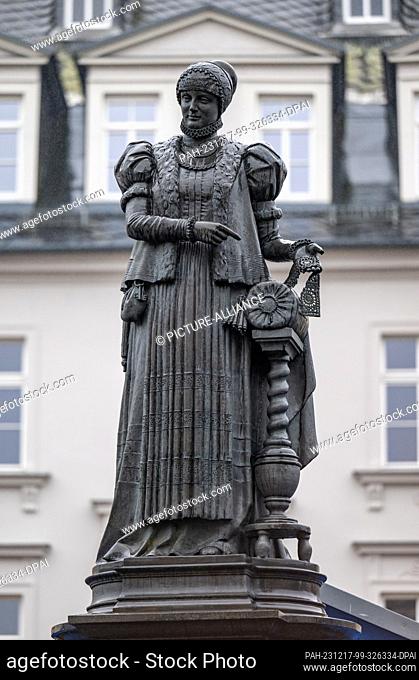 PRODUCTION - 21 November 2023, Saxony, Annaberg-Buchholz: A monument on the market square in Annaberg-Buchholz commemorates Barbara Uthmann